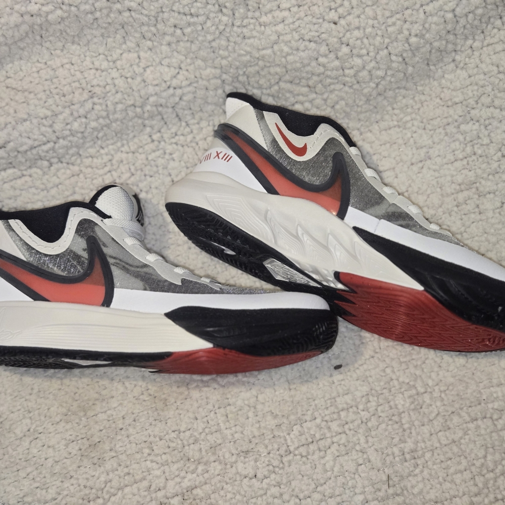 Nike Boys Size 3 Red and White Athletic Shoes